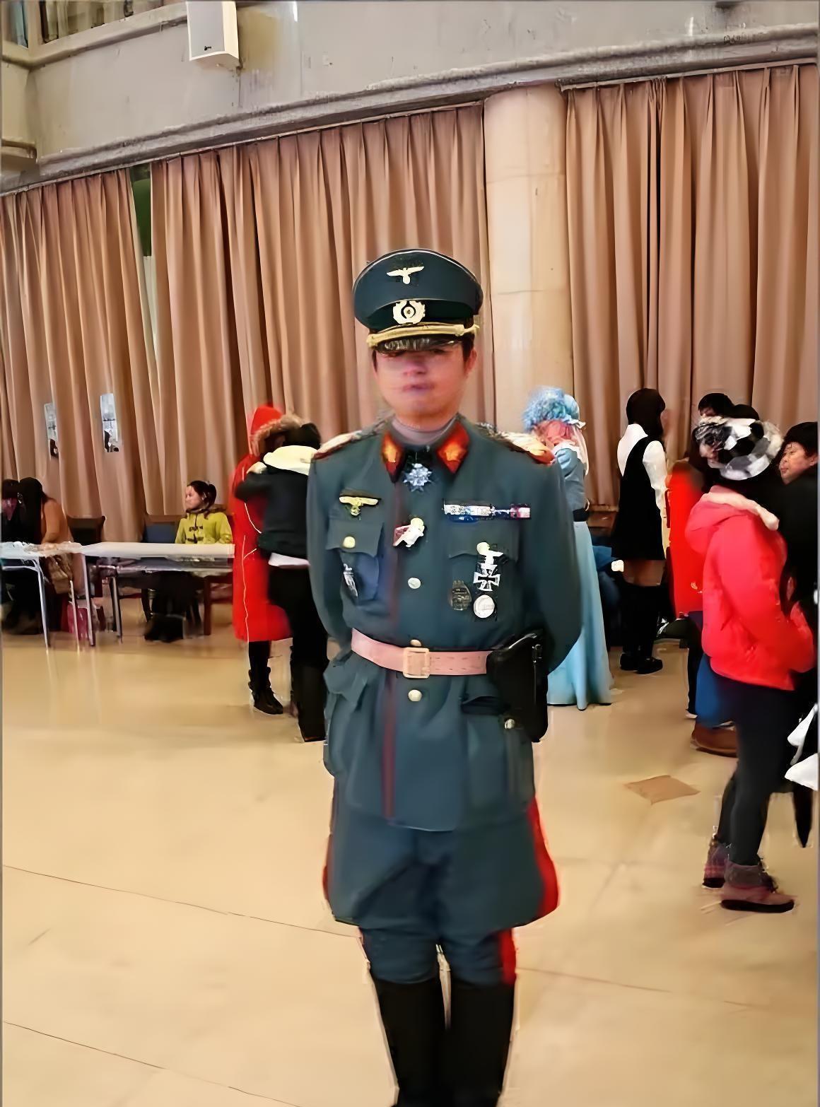 在互联网上，几乎所有的人都承认二战时期德军军装威武、漂亮。我个人认为也确实如此，