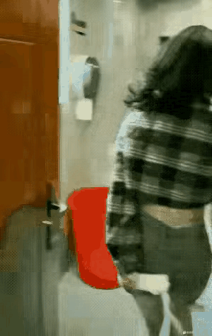 女人拿着卫生纸去卫生间方便即将关上厕所门时，一个男人拉住了厕所门说，你嫁给我好吗