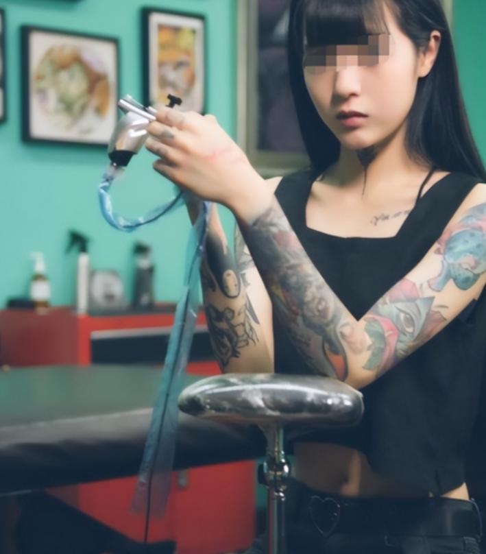 “纹身的一律开除！”湖南一15岁女学生，入学后被老师发现胳膊有纹身，当场开除学籍
