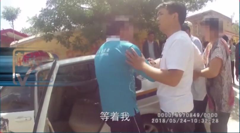 河北邢台巨鹿县。一个老实巴交的农民，被村霸按在地上用汽车钥匙攻击面部，满脸是血。