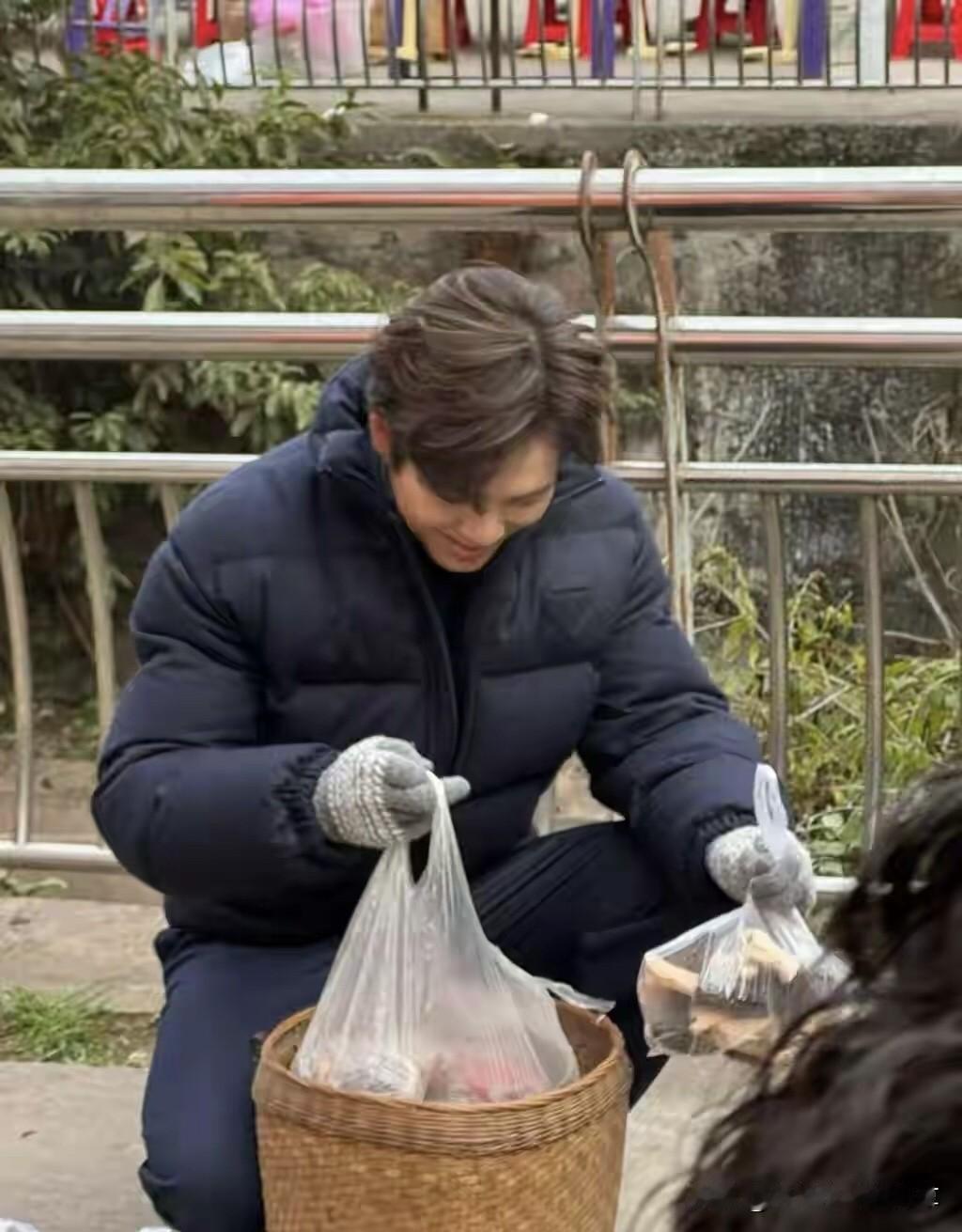 被51岁的钟汉良惊艳到了，他这颜值和身型看起来就像40岁的人，一点老的迹象都没有