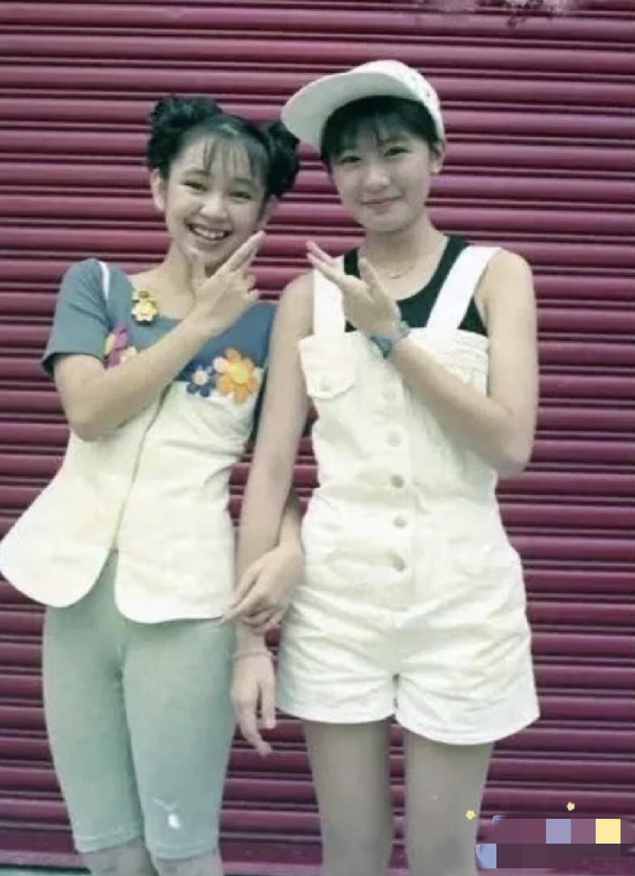 16岁的美少女贾静雯活泼靓丽，她的三个女儿个个乖巧、可爱，只有二女儿咘咘的长相最