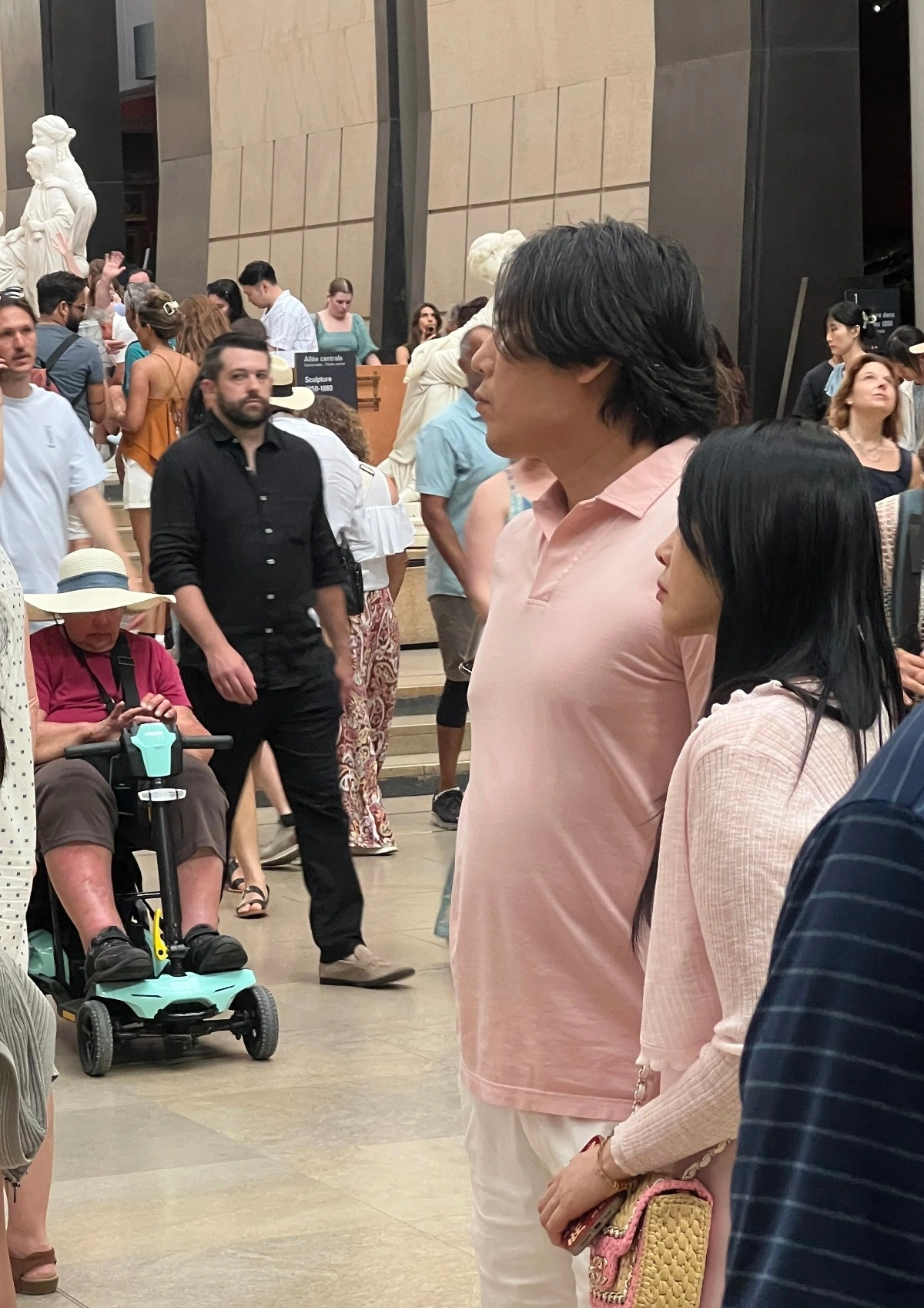 秦昊和伊能静在法国被偶遇，网友说这就是真实的中年男人的肚腩和中年女人的臀部[允悲