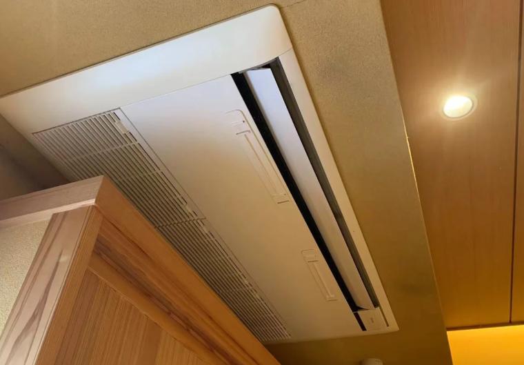 朋友家刚装完空调，墙上那个洞跟狗啃的似的，管子露在外面一截，他媳妇气得三天没理他