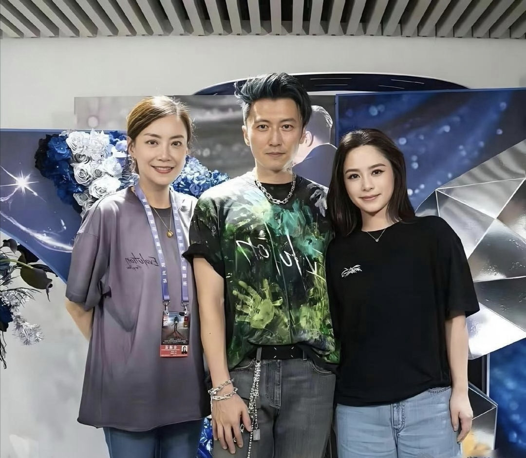 谢霆锋现场表情僵硬，是紧张放不开吗？见过舞台上从容帅气的谢霆锋，这次亮相状态却有点不一样。镜头面前表