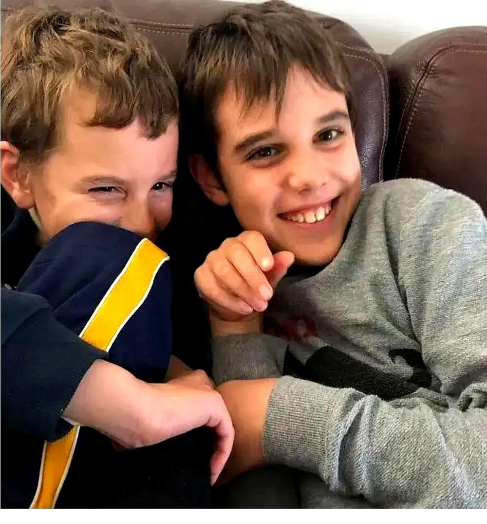 看到一张字条，推开门，一家四口和三只宠物已经在屋里安静离世。今年1月底，珀斯富