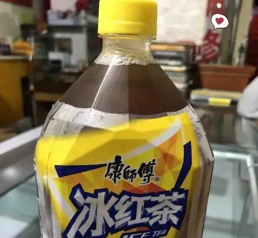 山东，一名男子开了一家便利店，一天，店里来了一位顾客，他挑选了三瓶康师傅冰红茶，