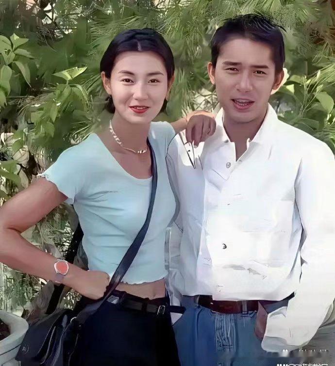 梁朝⁠伟年轻时的⁠﻿颜值真的封神了，眉‏眼清⁠‏秀又‎⁠有氛围感⁠﻿，‎帅气里自