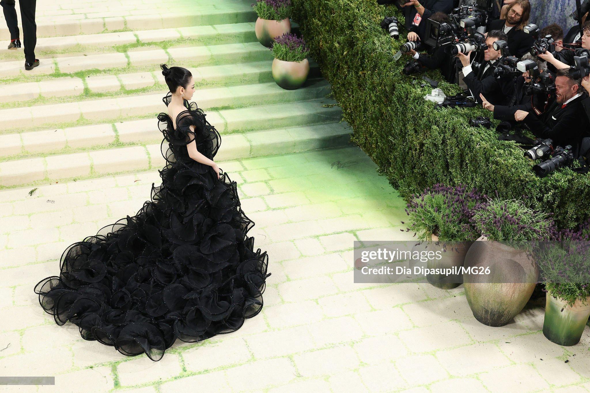 宁艺卓xMetGala2026一张美丽的长裙摆～宁艺卓拖尾黑纱裙宁艺卓m