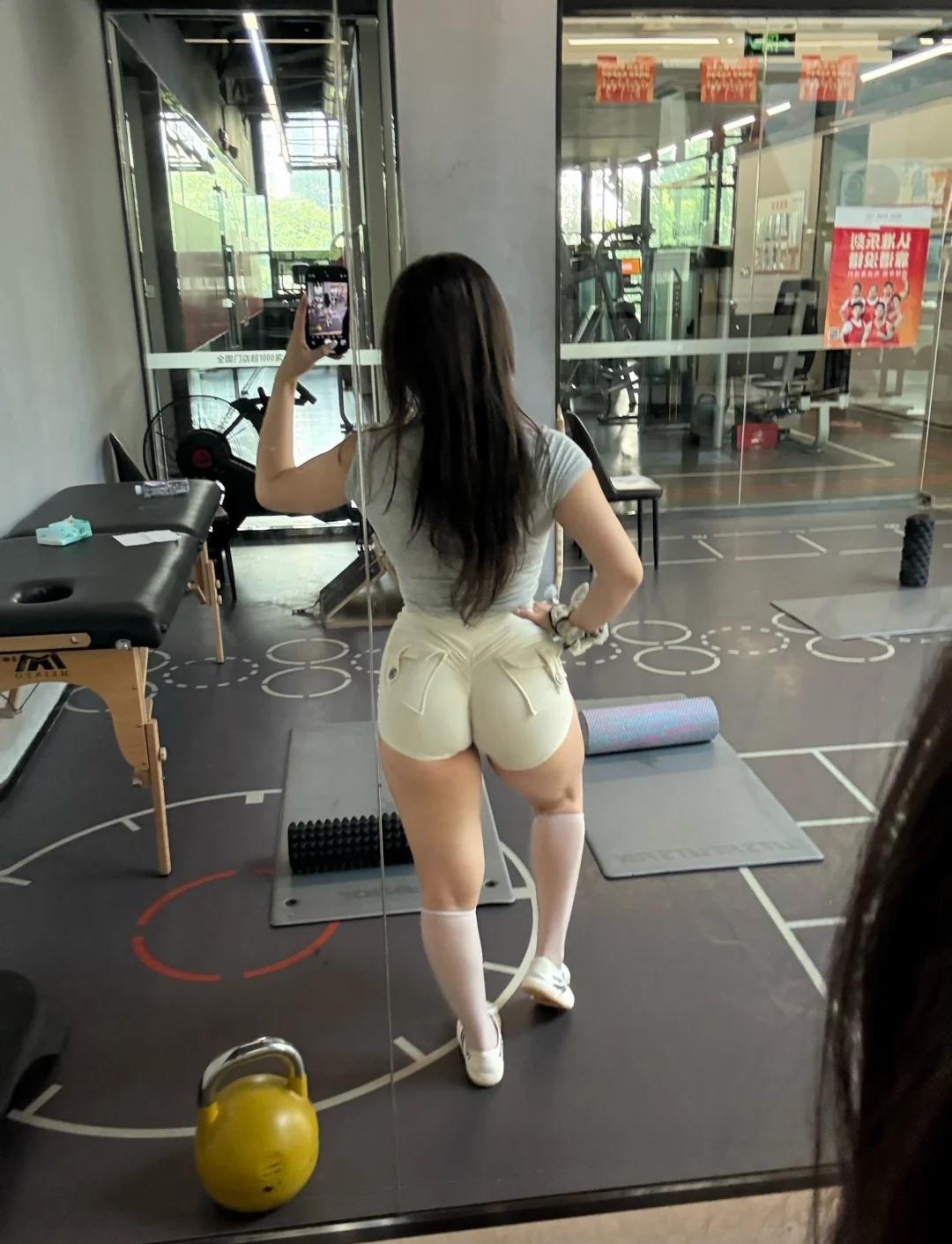 谁说不热，我看未必健身穿搭女打败我的是天真热