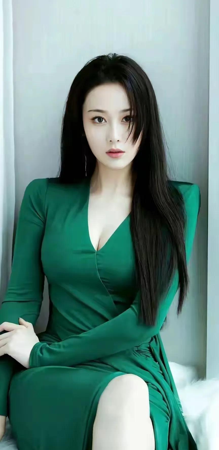 不得不说张馨予真的很懂御姐风✨这条墨绿色连衣裙太衬肤色，显白又显贵。简约的款