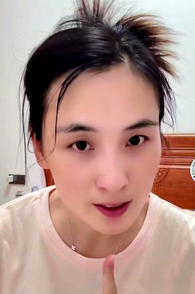 凌晨三点，灶台的火光明明灭灭。一个女人蹲在地上熬药。等着喝药的女孩叫瑾汐。而这