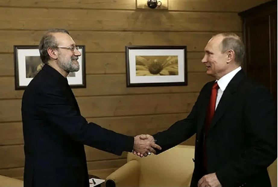 和普京握手的拉里贾尼，笑意盈盈；和哈梅内伊聊天的拉里贾尼，表情带虔诚。正在讲