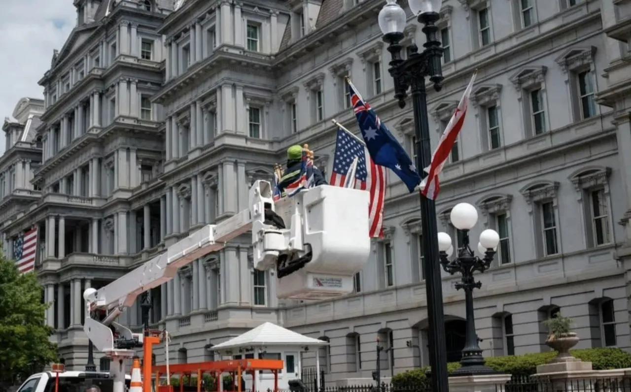 英国国王查尔斯三世访问美国前夕，白宫附近的街道上闹出一个乌龙：错挂了15面澳大利