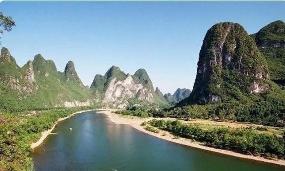 人们最向往的十大旅游景点：1，湖南的张家界，2，贵州的黄果树，3，广西的桂