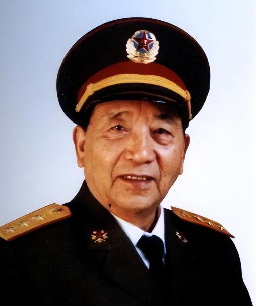 1986年9月即将开赴云南老山前线的235团团长秦天，临出门前红着眼眶对父亲说了