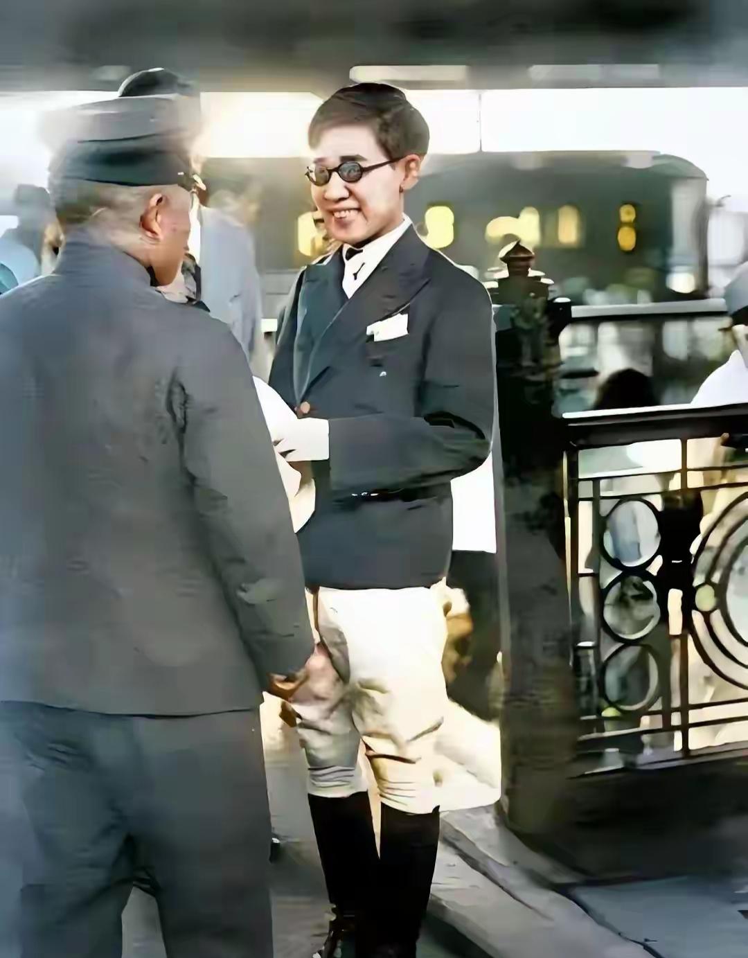 1933年日本东京，川岛芳子和一名军官。