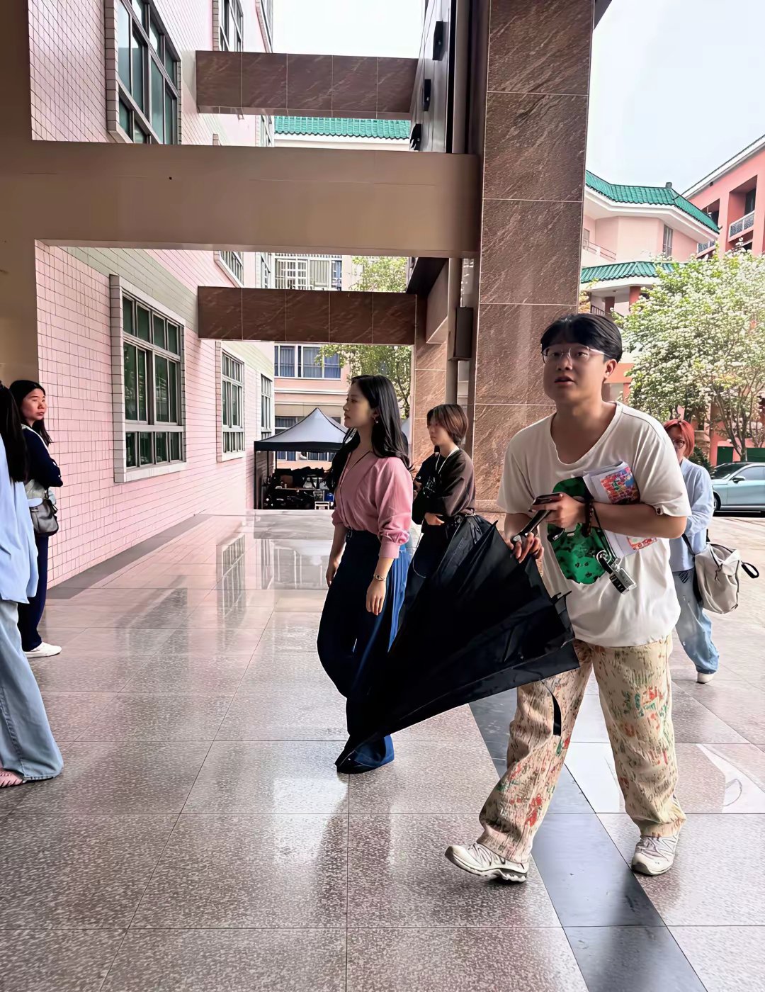 在学校里面偶遇沈月，真人真的好娇小啊