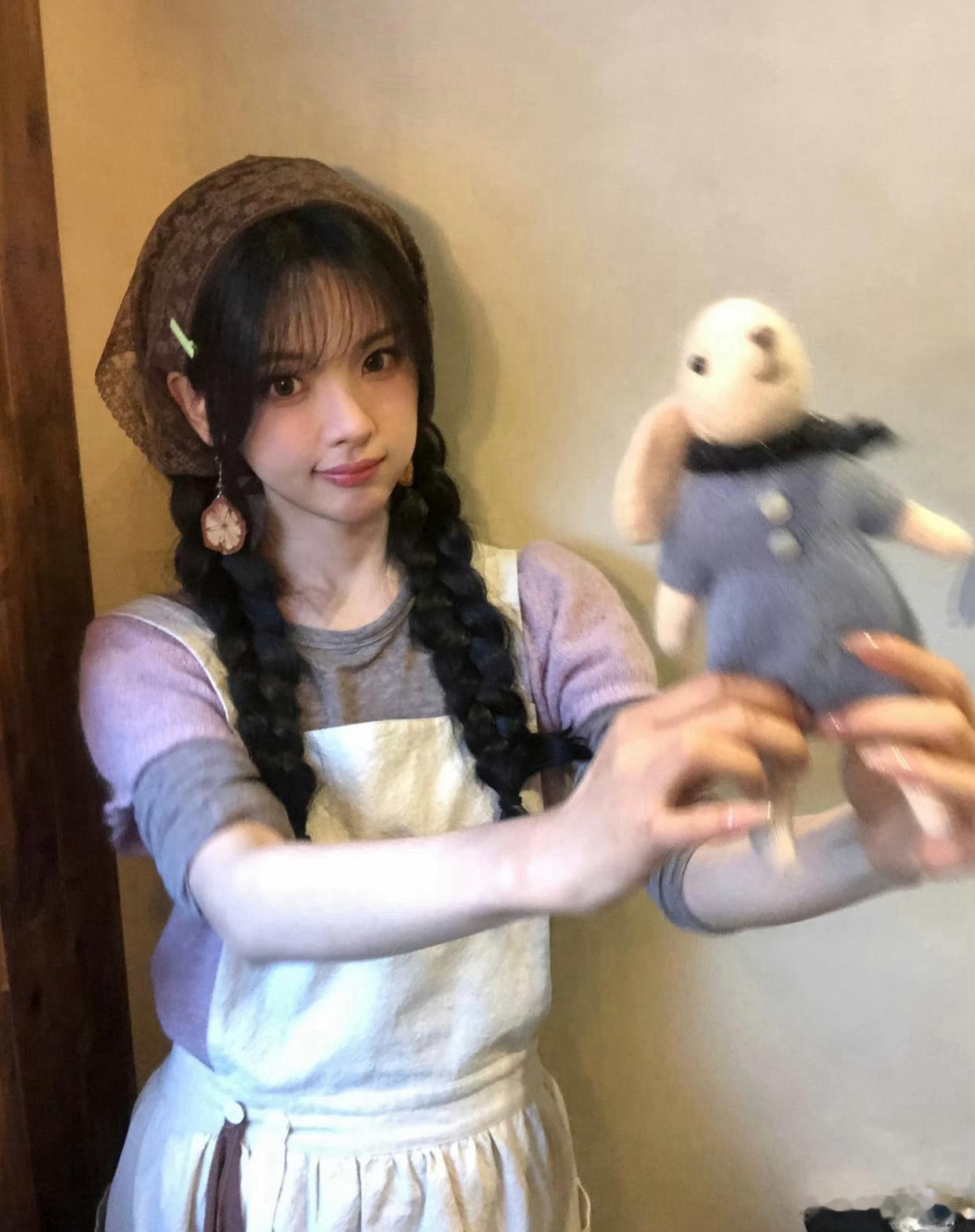 1.杨超越后面接女主应该会很难，新剧扑的悄无声息，虽然还有一部库存女主剧，但资方
