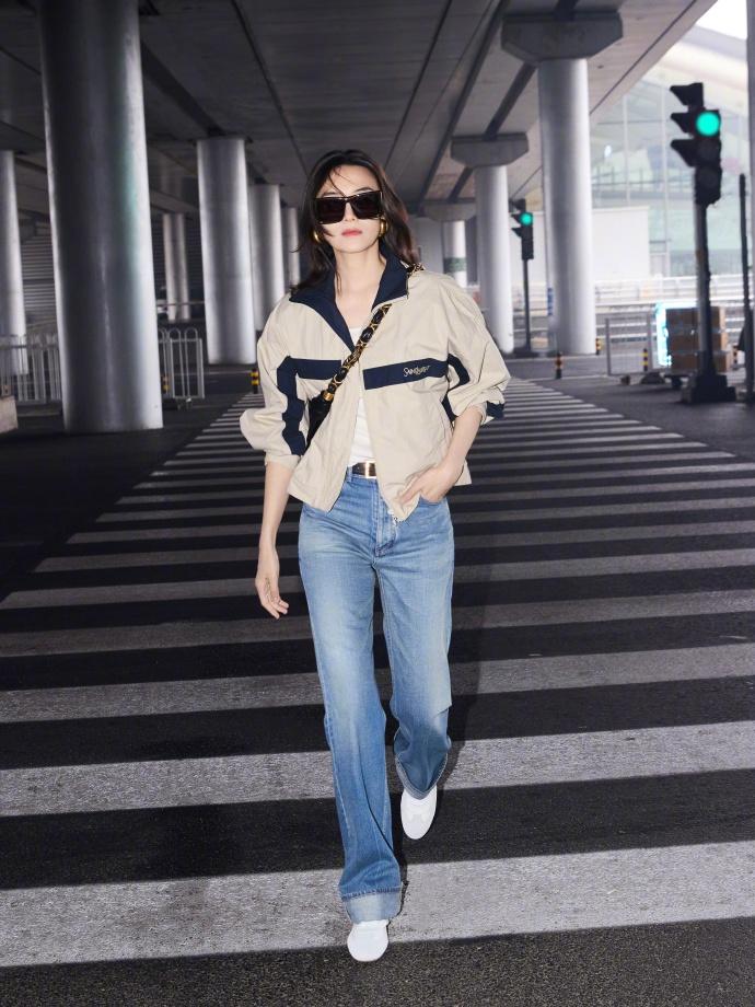 最近宋佳启程巴黎时装周，她这次搭配的很时尚，看起来也格外的显年轻。宋佳里面穿