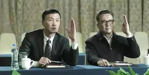 李达康的问题比高育良严重的多手底下的区委书记丁义珍携赃款出逃，作为上级的李达康