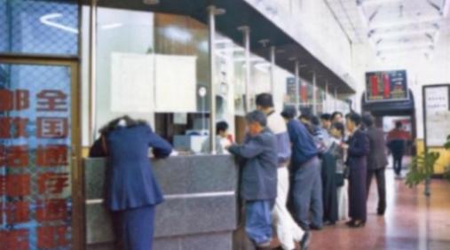 中国邮政着实是一家神奇的企业！1998年邮电分家之后，邮政在分家后的第一年便亏