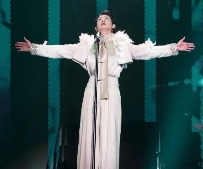 歌手霍尊亮相南京江豚音乐节，连唱九首歌曲并发文对观众表示感谢。这是霍尊自2021