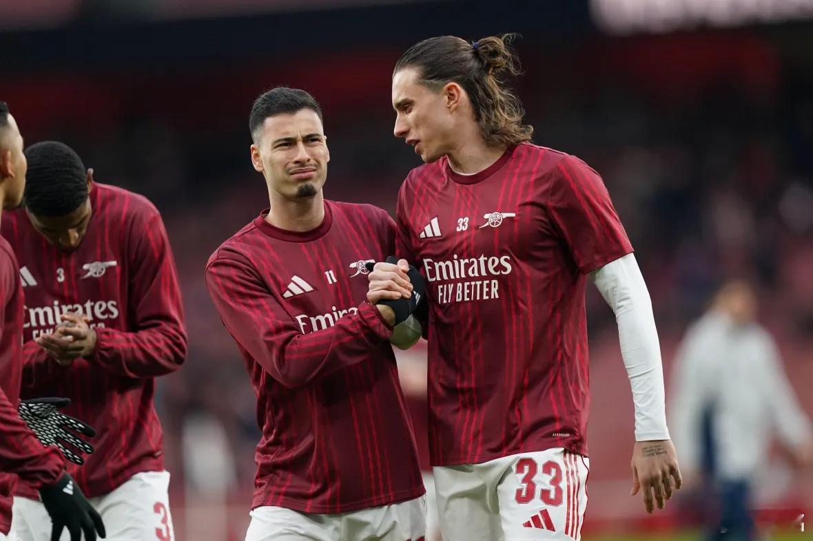 阿森纳阿森纳现在除了梅里诺大伤，其他队员都没有严重伤病。但伤病管理还得加强。卡