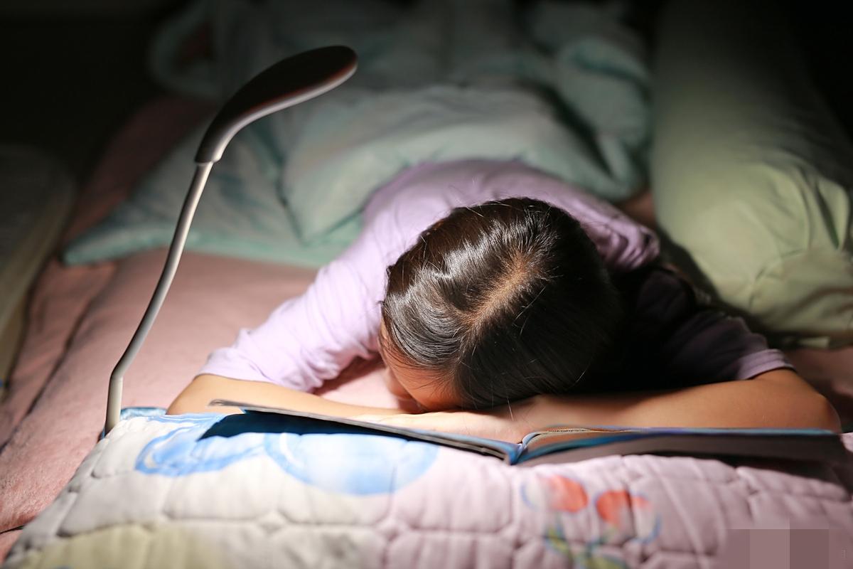 刚刚出门碰到一位曾经的学生家长，他说他女儿现在在班上排40多名，连上普高都没有希