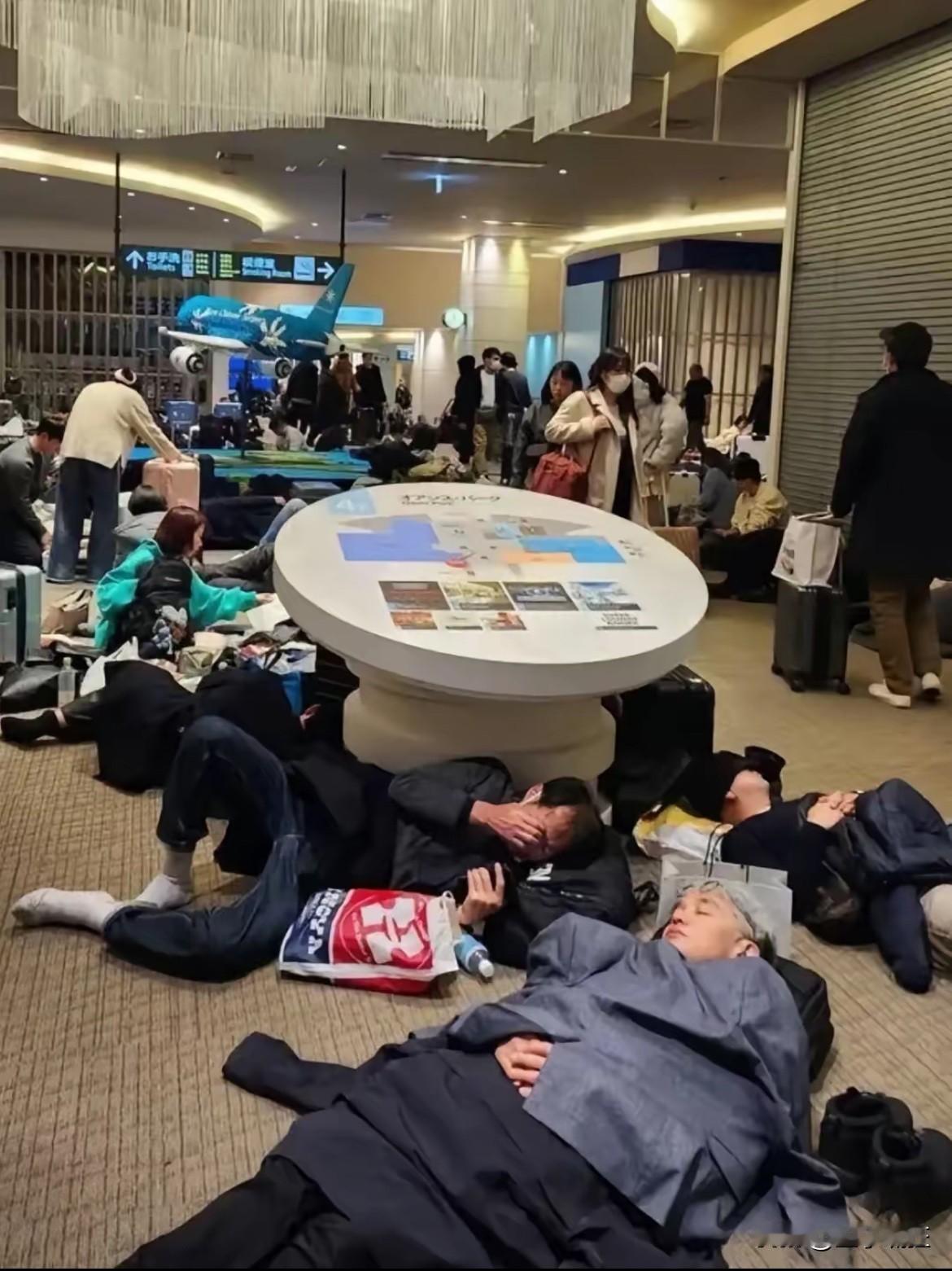 我的心都碎了一地！​大家看一看滞留在日本机场的这波人。​说心里话，人还是要一