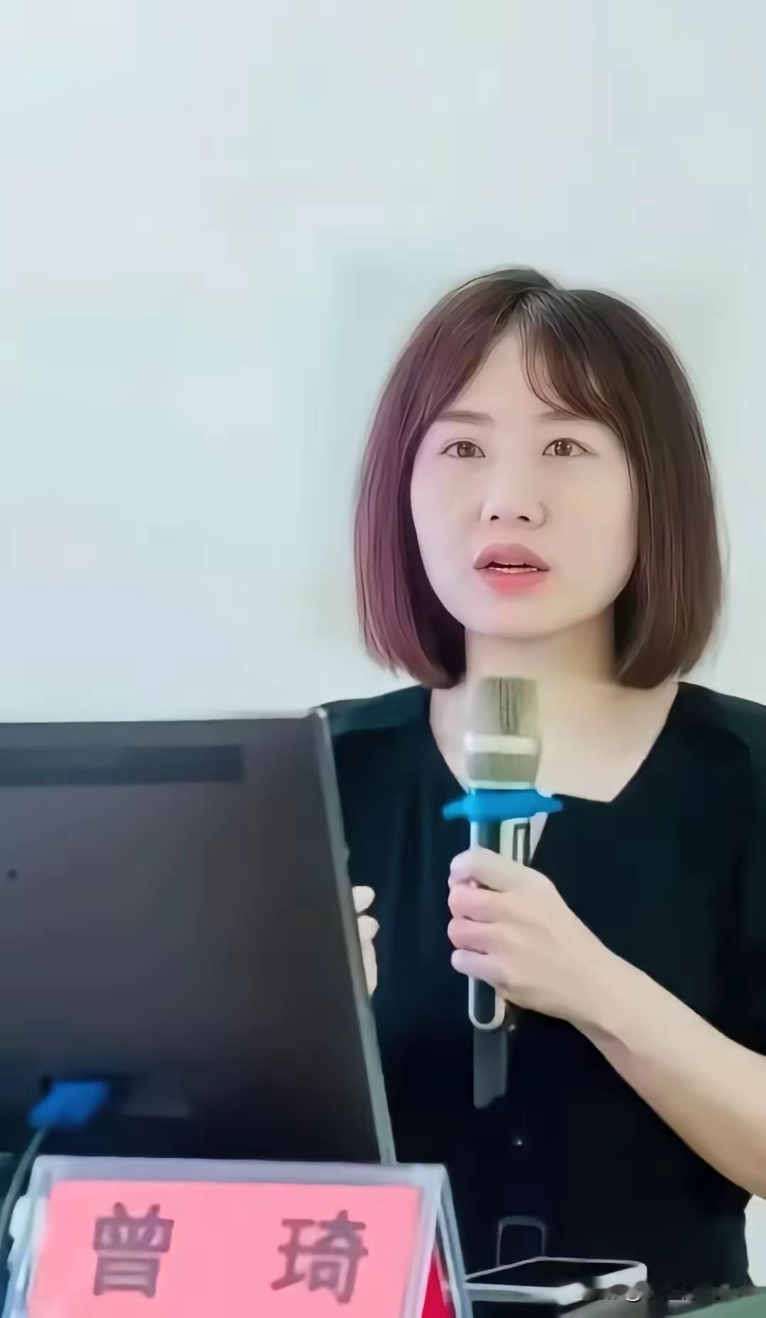 惊奇的发现这两个人很多相似的地方都是比较优秀的女性，发型也一样，长相也一样，