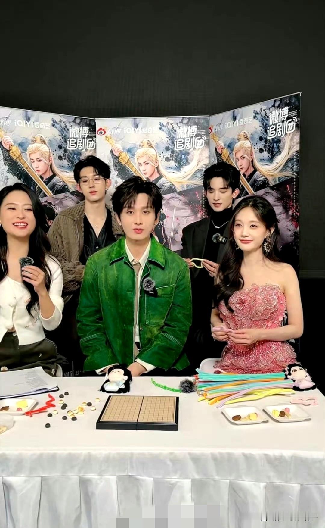 《天地剑心》云合登顶，成毅直播“牛油果绿”造型圈粉《天地剑心》热度再冲高，