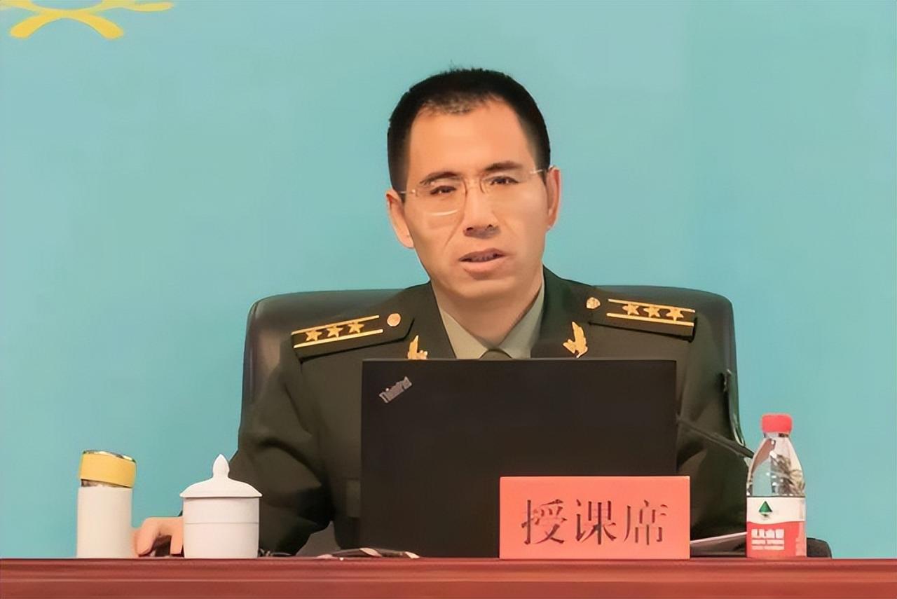“泪目！”内蒙古一光棍收养两个月大男婴，含辛茹苦把他养大。40年后，男孩当上了武