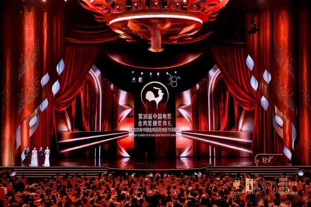 金鸡奖越来越像草台班子一部票房仅仅5亿元的小影片，居然获七项提名，捧得三座奖杯：