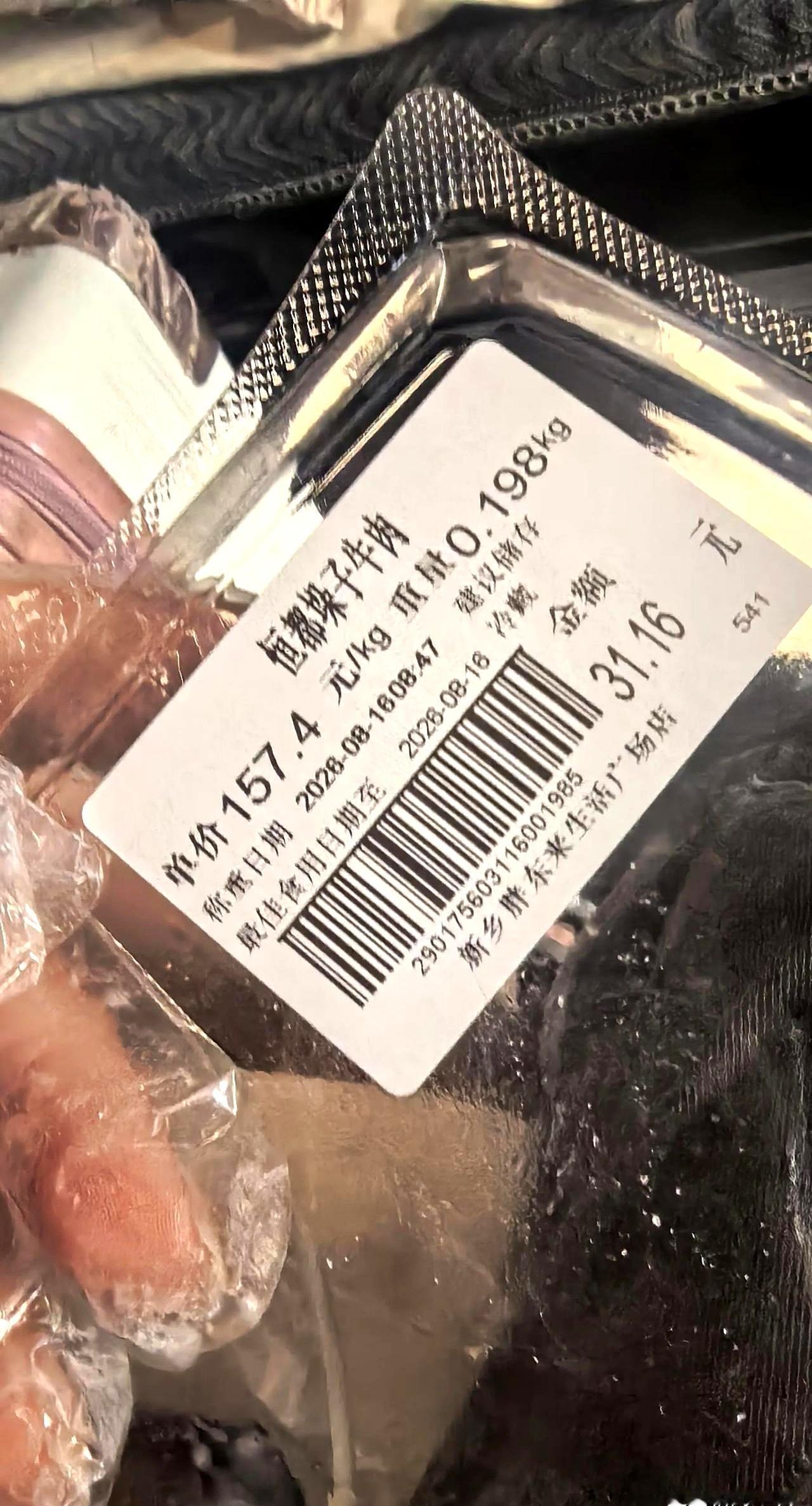 谁家超市卖熟食敢直接跟顾客交底“只能放一天”？胖东来这波操作，真是把我看愣了。