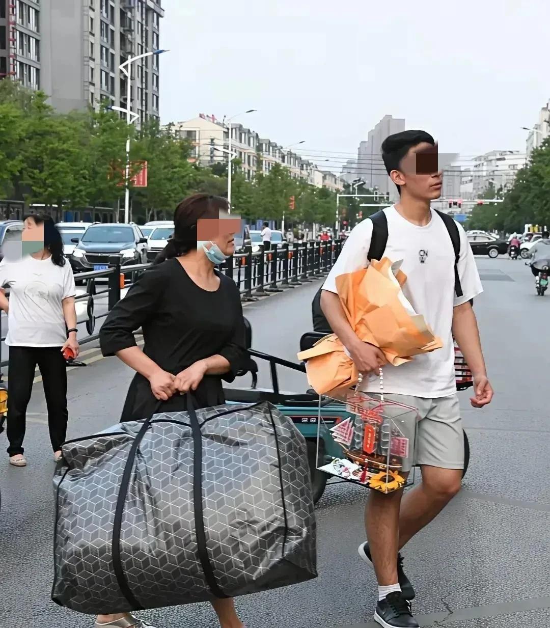 全网都在对比这两个孩子。一个是“正面”教材，一个是“反面”教材。这时候如果是妈妈