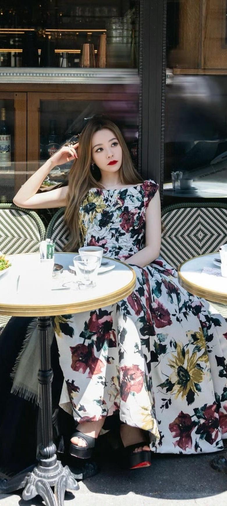 张靓颖穿搭壁纸：花花美人儿。张靓颖