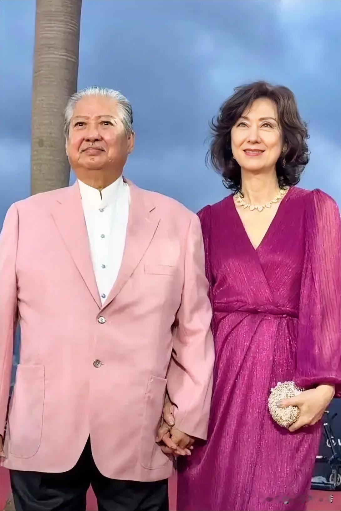 从徒弟到“妻子”俩人太般配了！一牵手就是35年！高丽虹一身红色连衣裙，尽显优