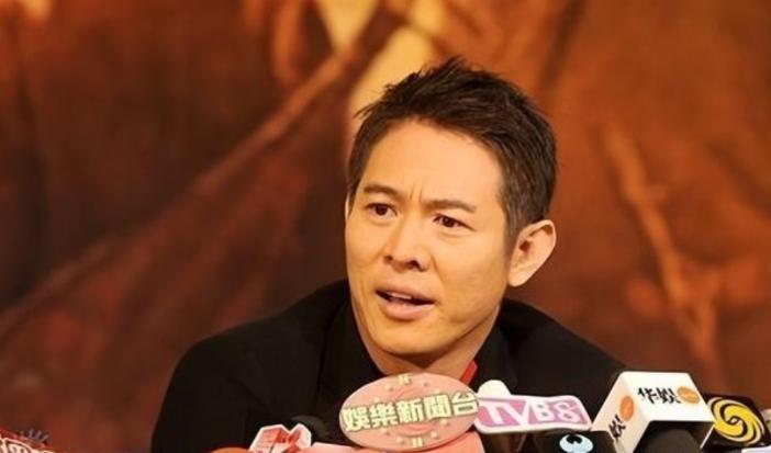 1994年，日本记者话里有话的质问李连杰：“南京大屠杀死了30万人，你们一个个数