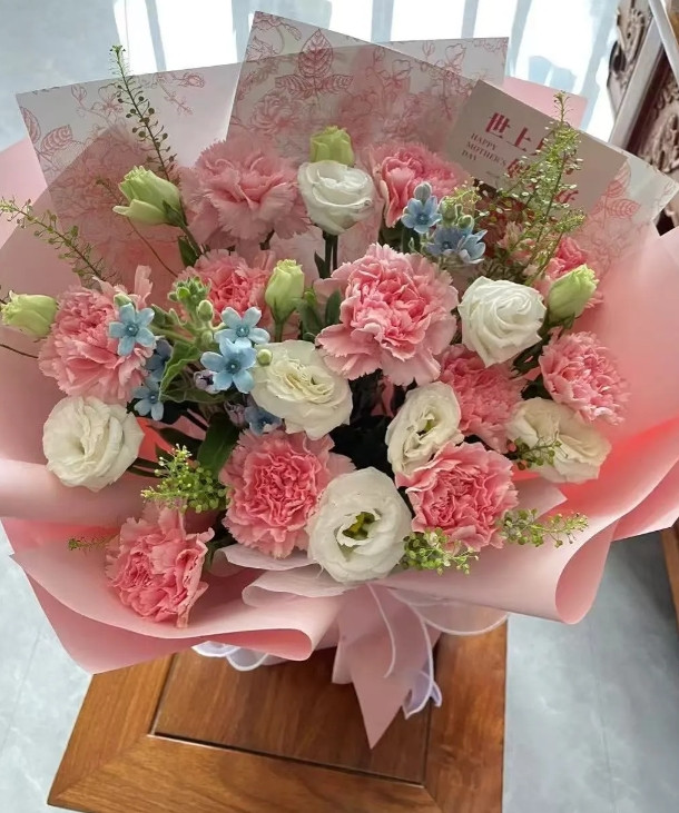 生活真的需要仪式感！母亲节给妈妈定束花，妈妈嘴上说着浪费这钱干啥，摘豆角的手却