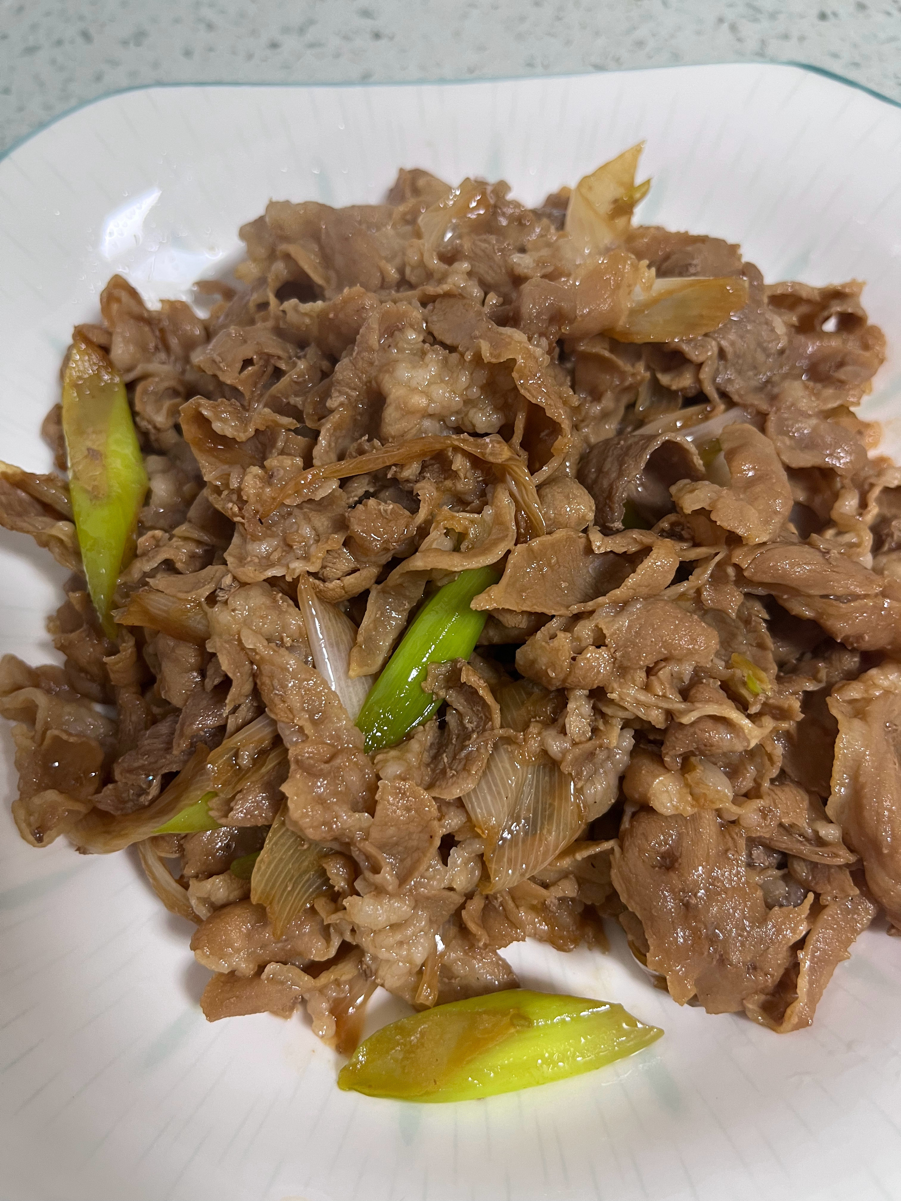 今日份晚饭已OK～突然想吃葱爆羊肉了，怀念老爸做的味道～今天试着做一回还行哈～