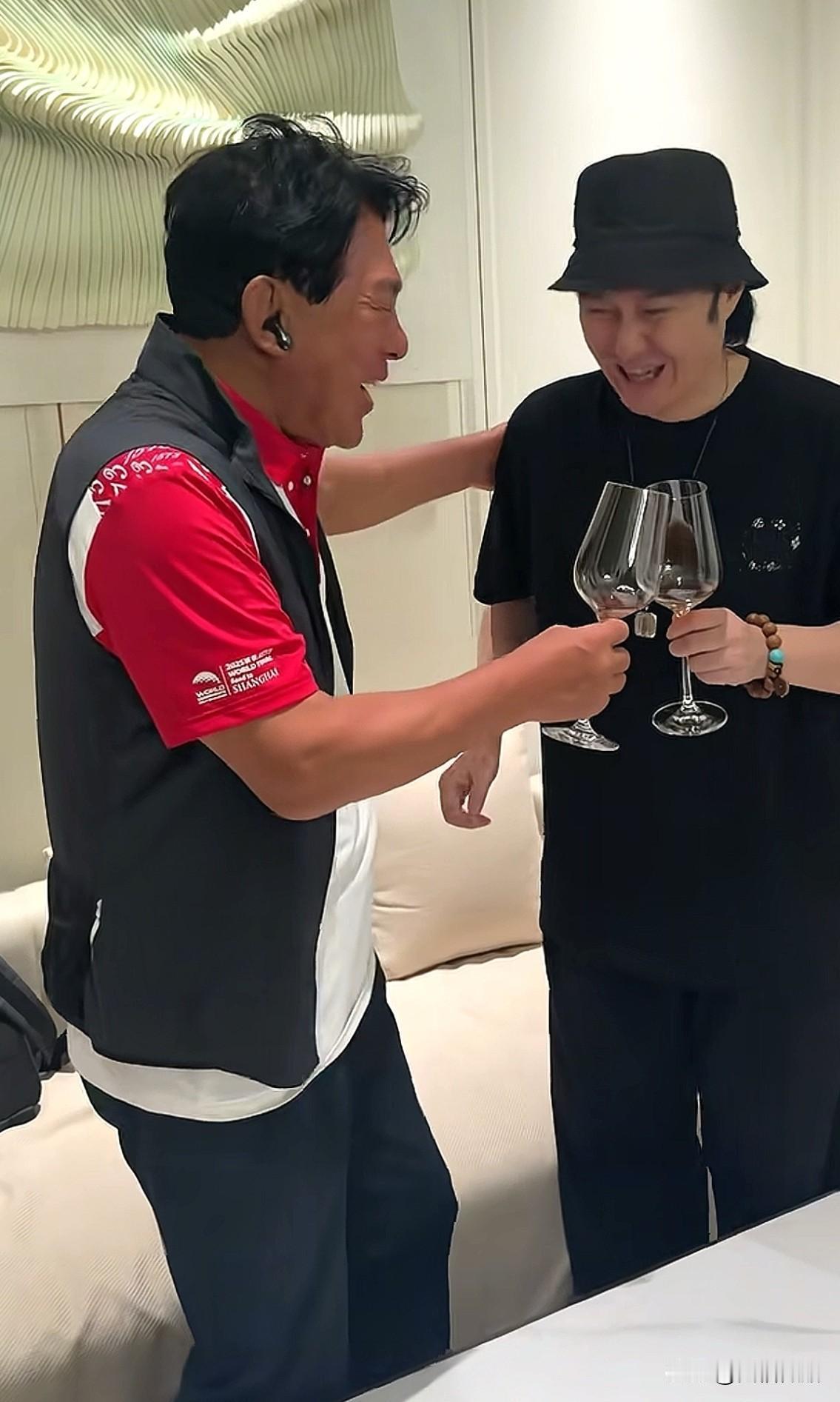 互捧臭脚，没什么丢人现眼的。演员朱时茂与冯雷见面，夸得冯雷受宠若惊，以至于冯