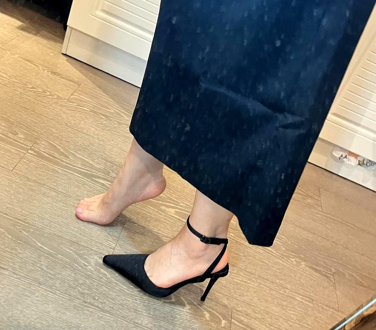 断供第17天，我靠一双鞋翻身缎面黑高跟，尖头细跟，脚踝那根带子一扣，气场直