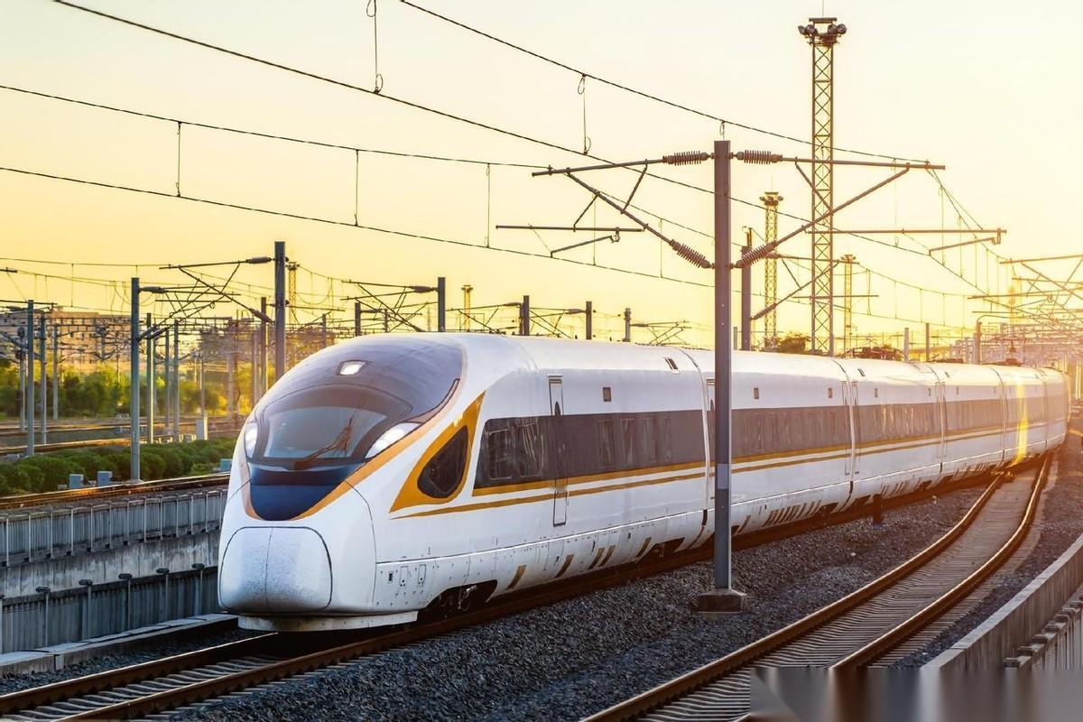 中国为什么执意要发展高铁，而不是廉价航空？因为中国在做一个赌注，赌的就是你用电，