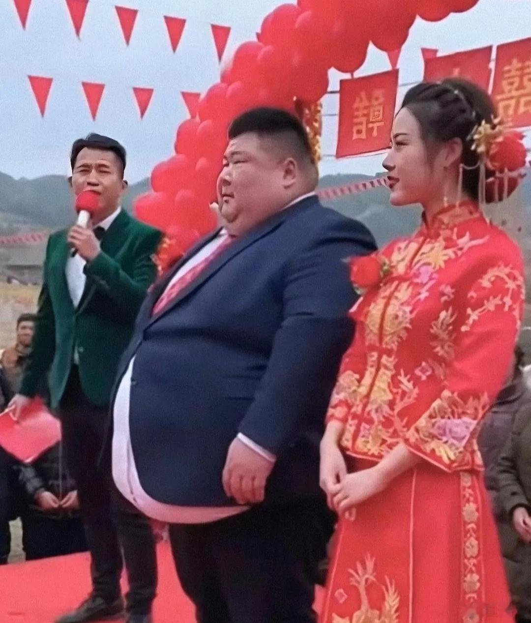 站在一旁看着这场热闹的婚礼，我觉得新郎身形还挺壮实的，身边的新娘颜值出众又端庄，