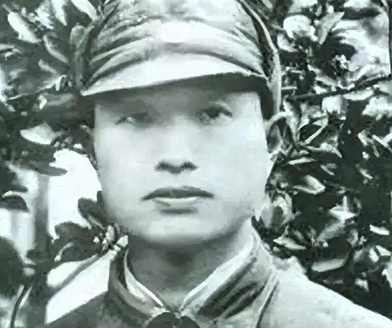 张爱萍会场争执被降职后，毛泽东特意找来他谈心谈话，没有一味批评他冲动鲁莽，而是点