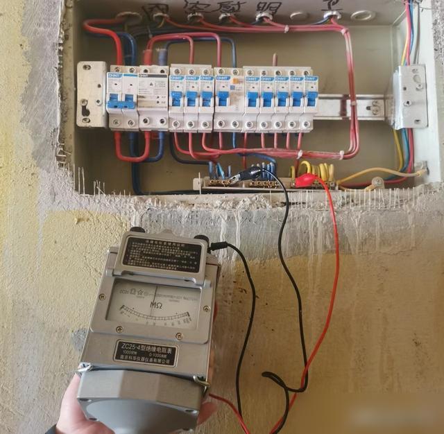 太吓人了！最近刷到好几个家装漏电的新闻，居然都是因为没盯紧插座里的“生命线”！其