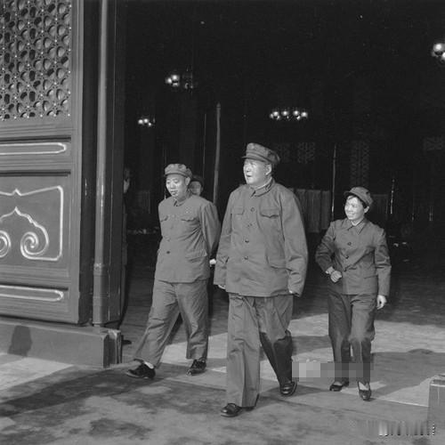 你见过毛主席“抖虱子”的样子吗？上世纪60年代在中南海，毛主席有个雷打不动