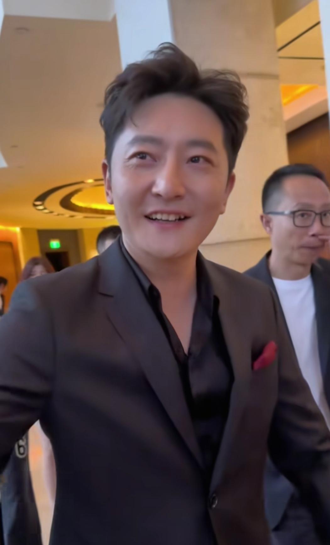 有辽宁的网友，偶遇郭京飞和妻子鲍莉遛弯，两人衣着朴素，没有保镖开路，也没