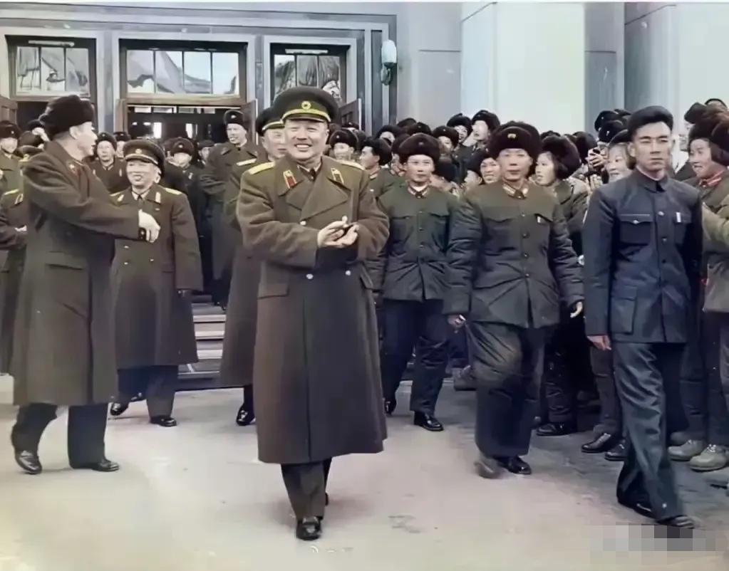 1960年11月，贺龙元帅亲临哈军工视察，因院长陈赓大将患病休养，遂由副院长刘居